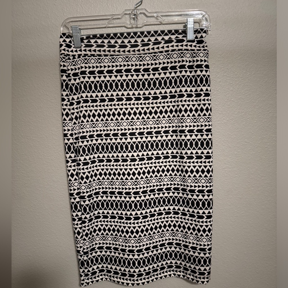 Renee C B/W Geometric Print Skirt Size M